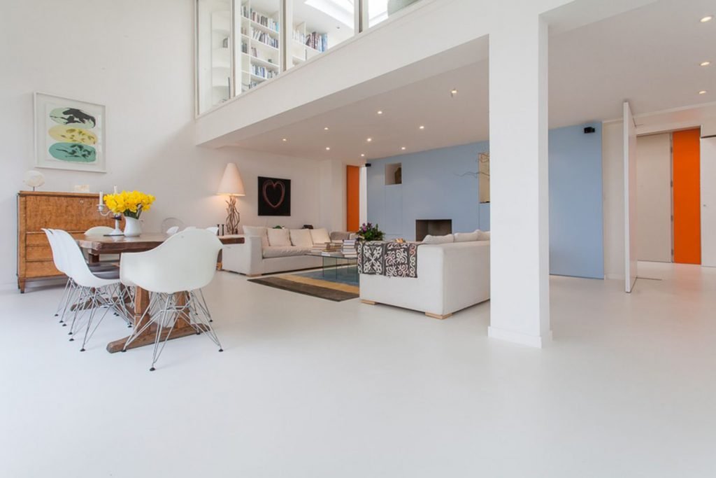 Woonkamer witte gietvloer
